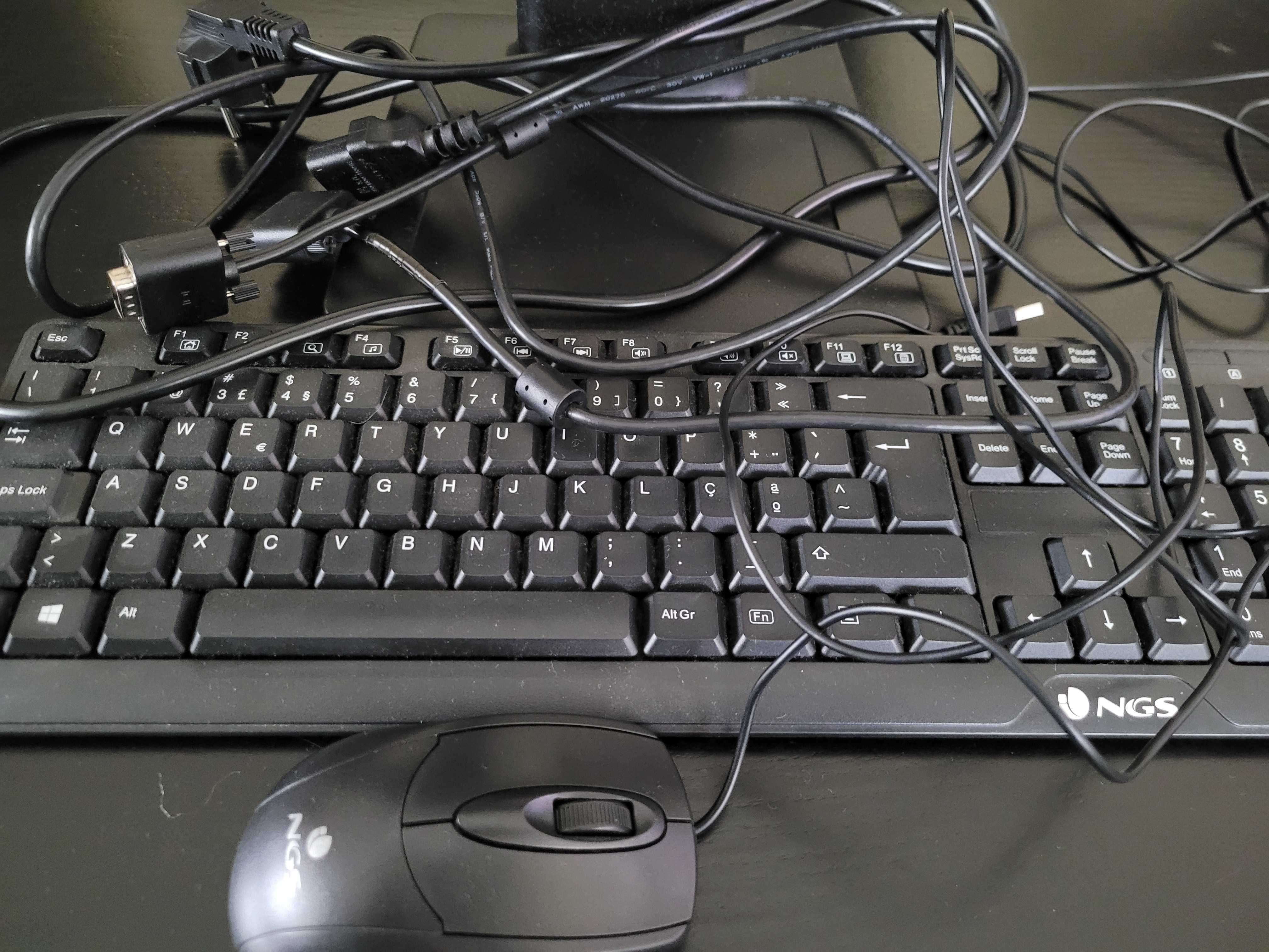 Monitor HP com teclado e rato