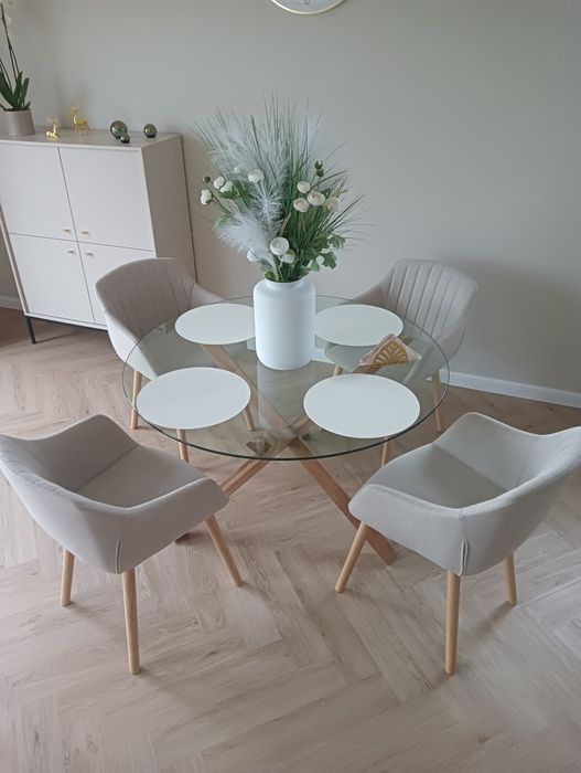 Zestaw stół plus cztery krzesła