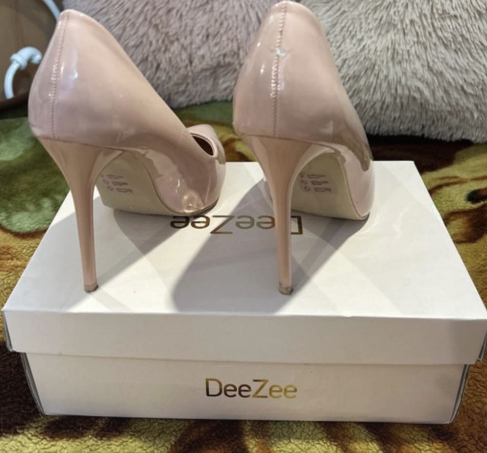 Buty na obcasie lakierowane