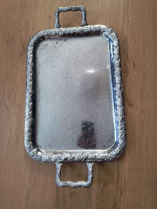 Taca z ozdobnymi uchwytami