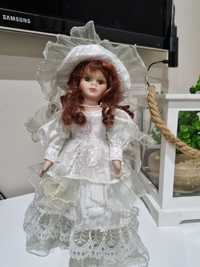 Porcelanowa lalka na stojaku 30 cm