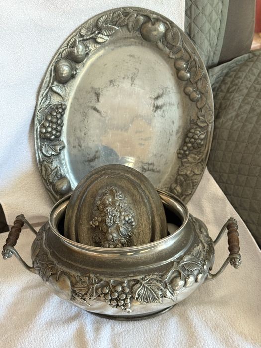 Antiga Terrina em Estanho com Pegas em Madeira – Excelente Estado