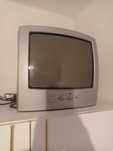 Televisão  a funcionar na perfeição  com  comando e suporte de parede