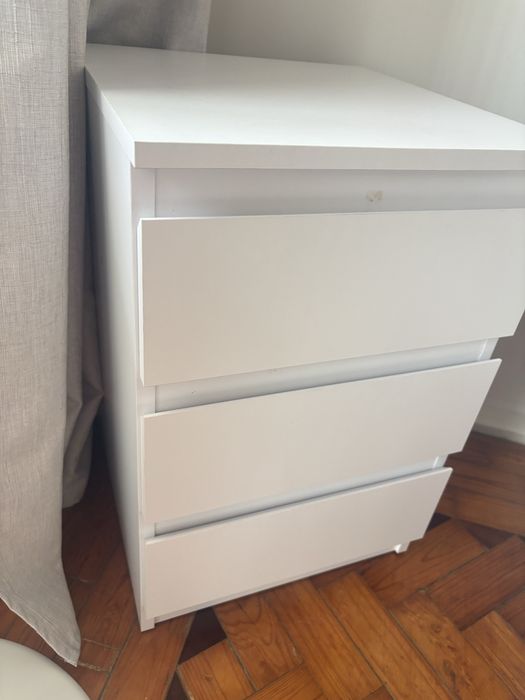 Mesa de cabeceira com 2 meses de uso.