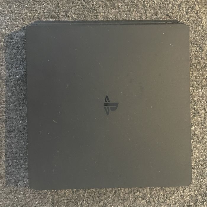 PS4 Slim (800GB) com acessorios