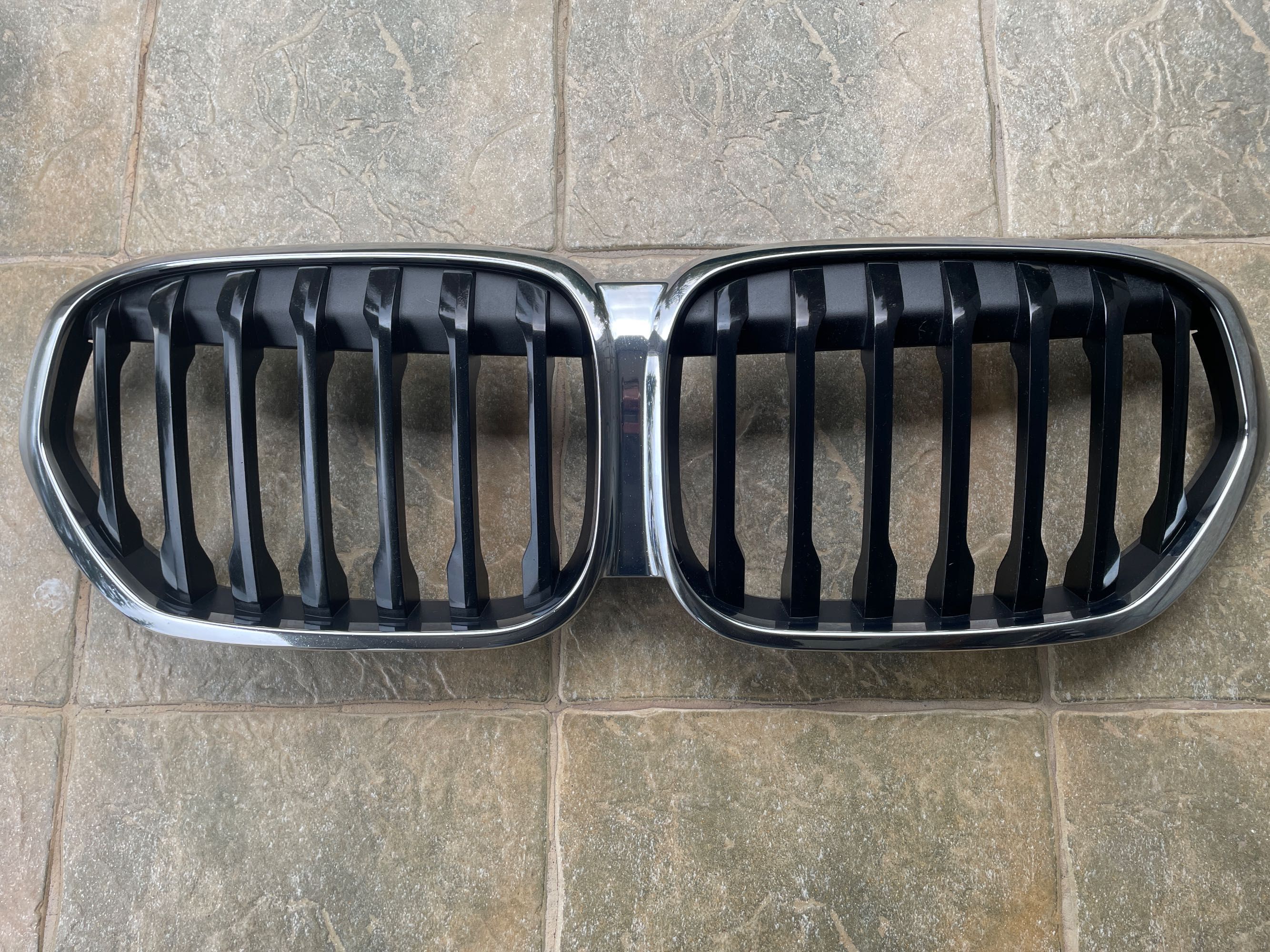 BMW X1 F48 LCI LIFT orginalny grill jak nowy.