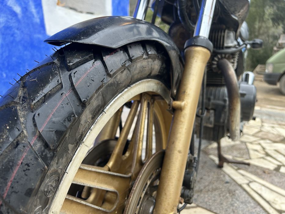 Honda CB400 N ano 1983 em bom estado.