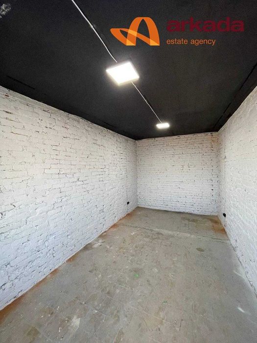 Продається велике складське приміщення з усіма зручностями