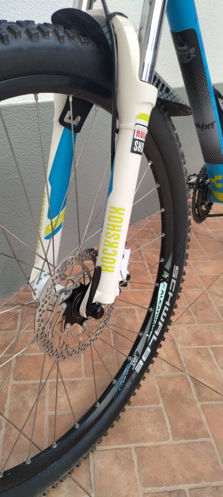 Bicicleta BTT CUBE