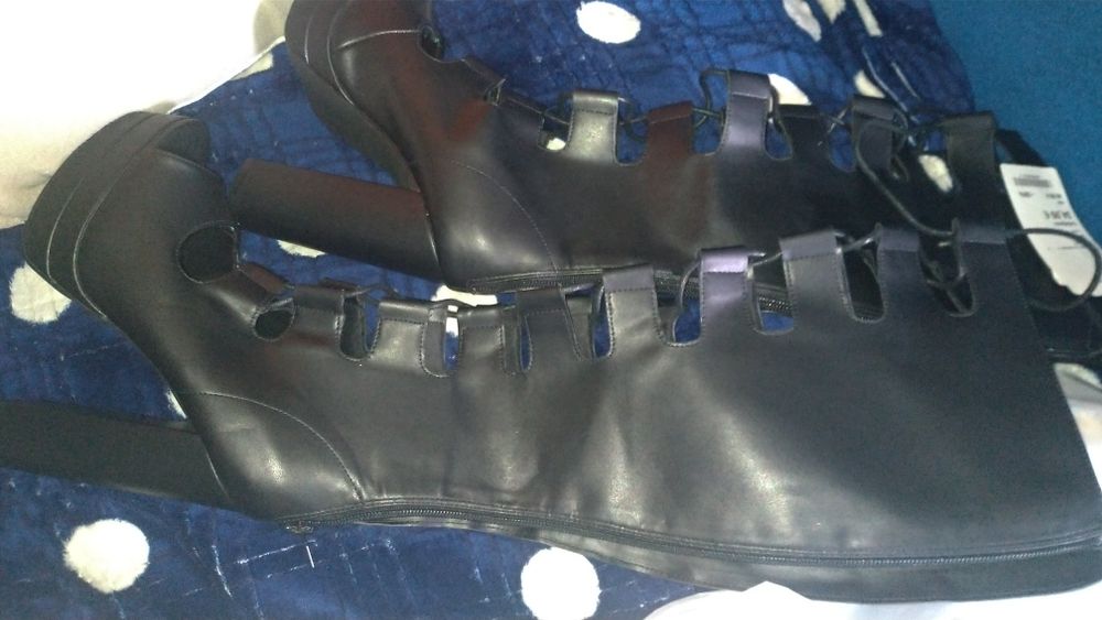 Чобітки на платформі та каблуку