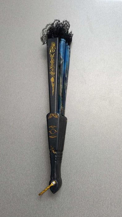 Веер с рисунком. Изготовлен из материи и пластика. Новый