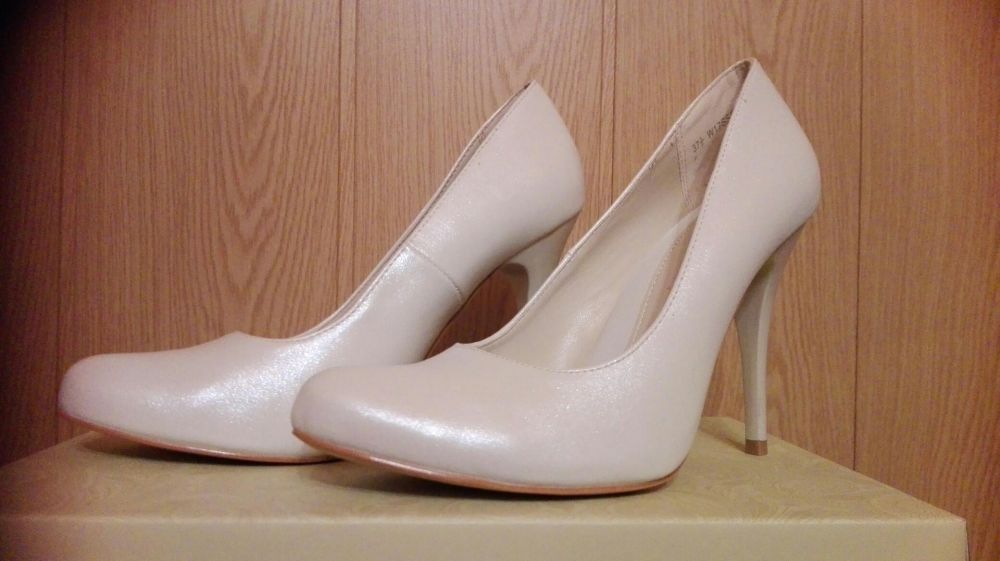 Nowe Perłowe szpilki 37,5