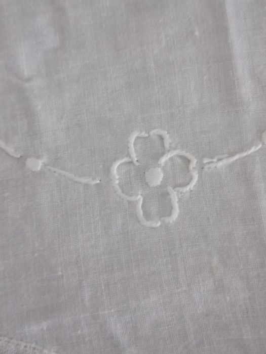 Toalha de mesa,redonda ,em linho e rendas brancas.