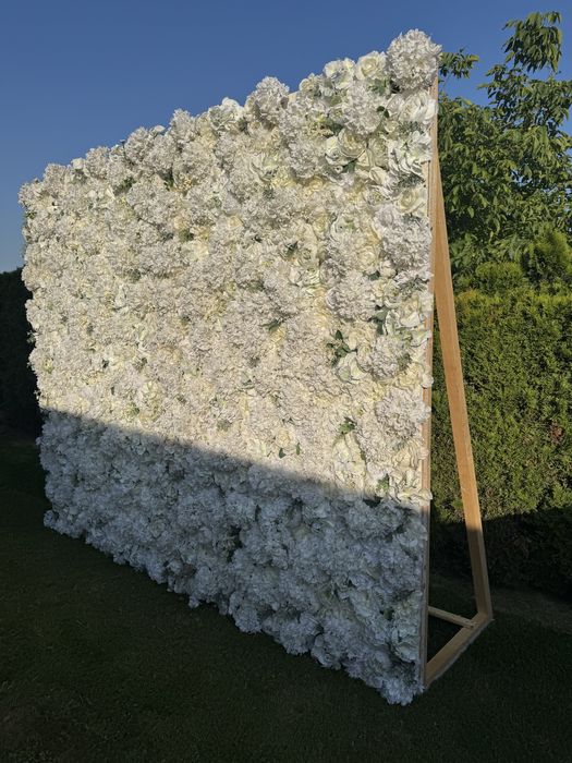 Ścianka kwiatowa dekoracyjna tło ze sztucznych kwiatów