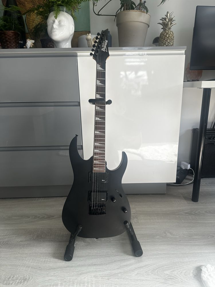Gitara elektryczna ibanez czarna plus wzmacniacz