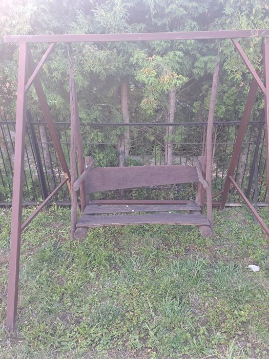 Huśtawka drewniana na metalowym stelarzu