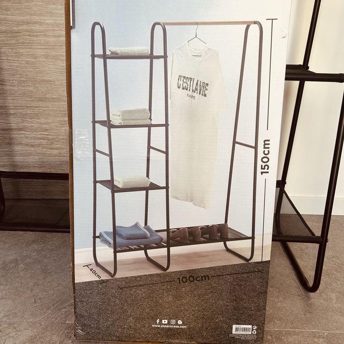 Suporte para roupa com estante