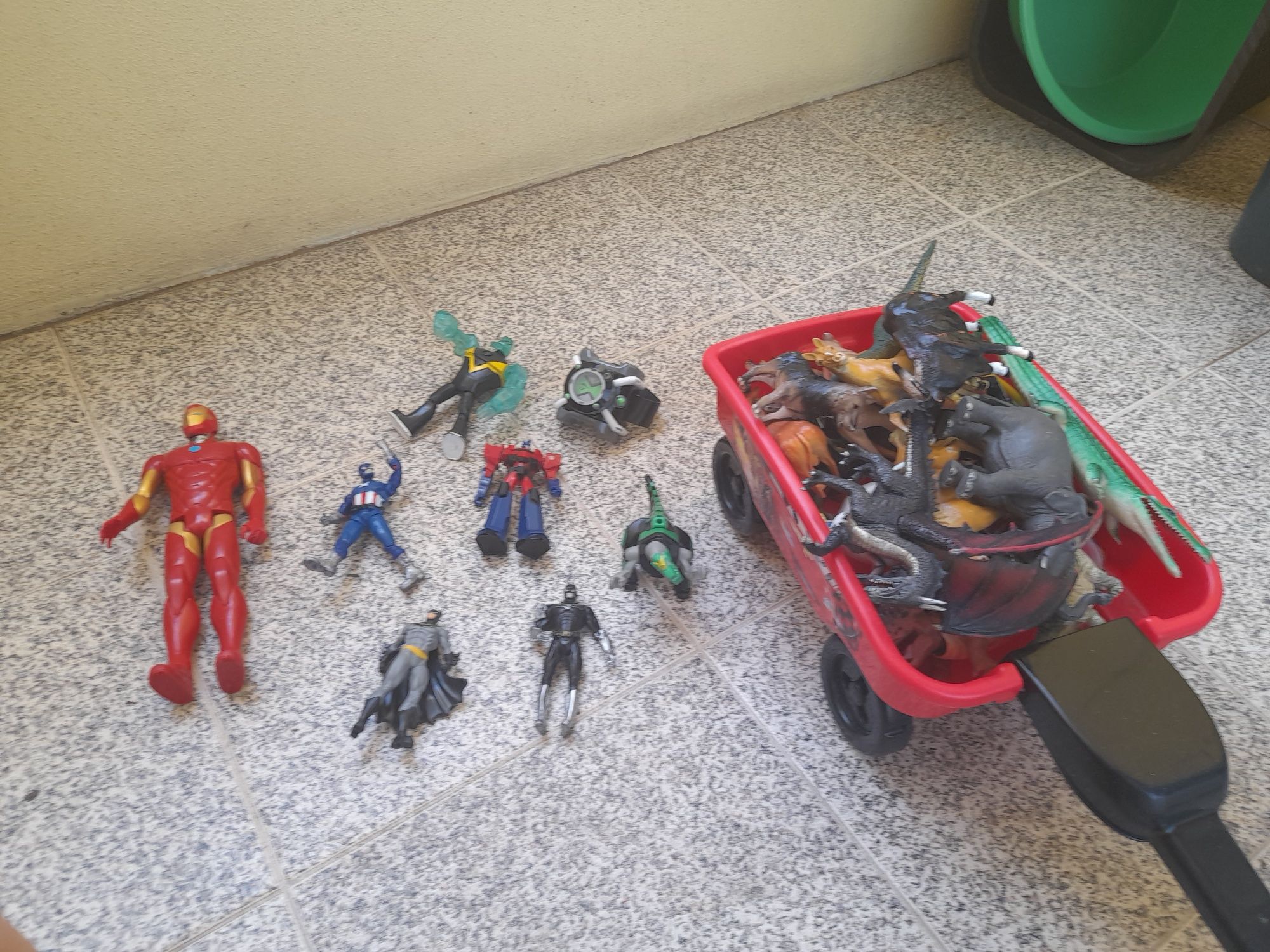Vendo animais e figuras, robot, bonecos