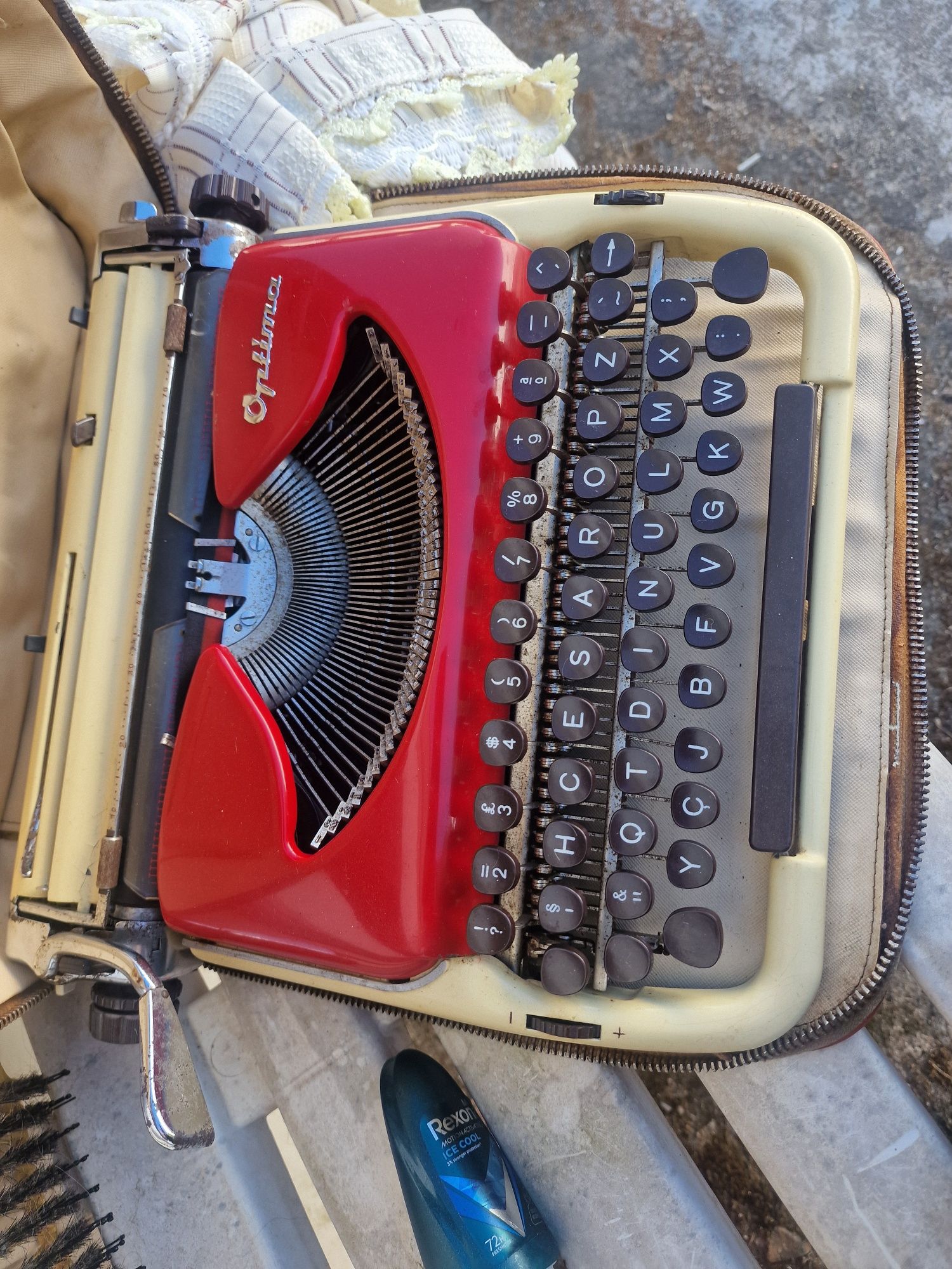 Máquina de escrever Antiga impecável