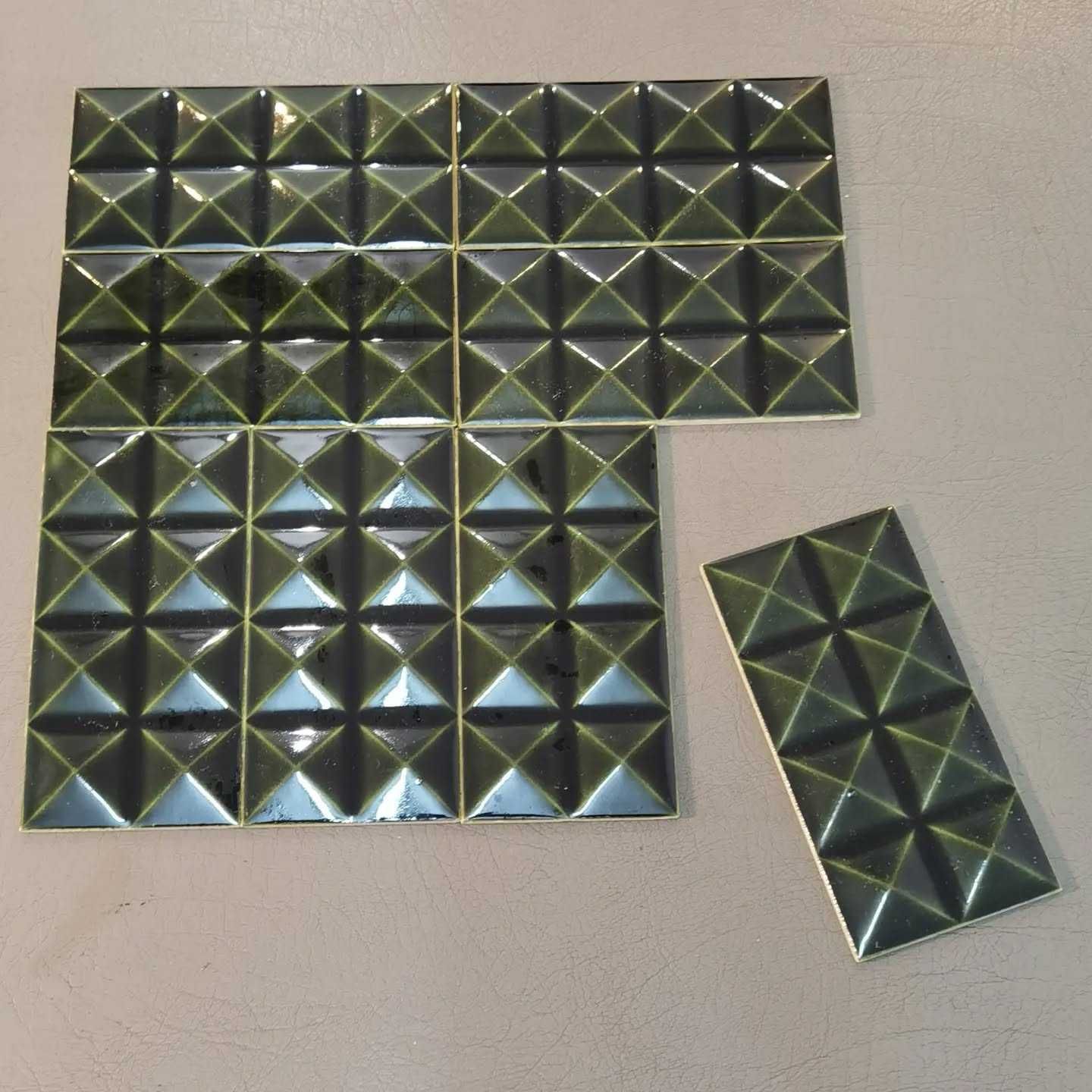 Azulejo verde modernista relevo anos 60 Ceres 15x7,5cms