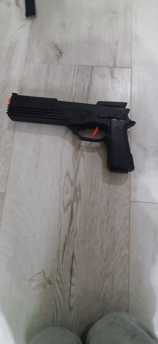 Pistolet plastikowy zabawkowy
