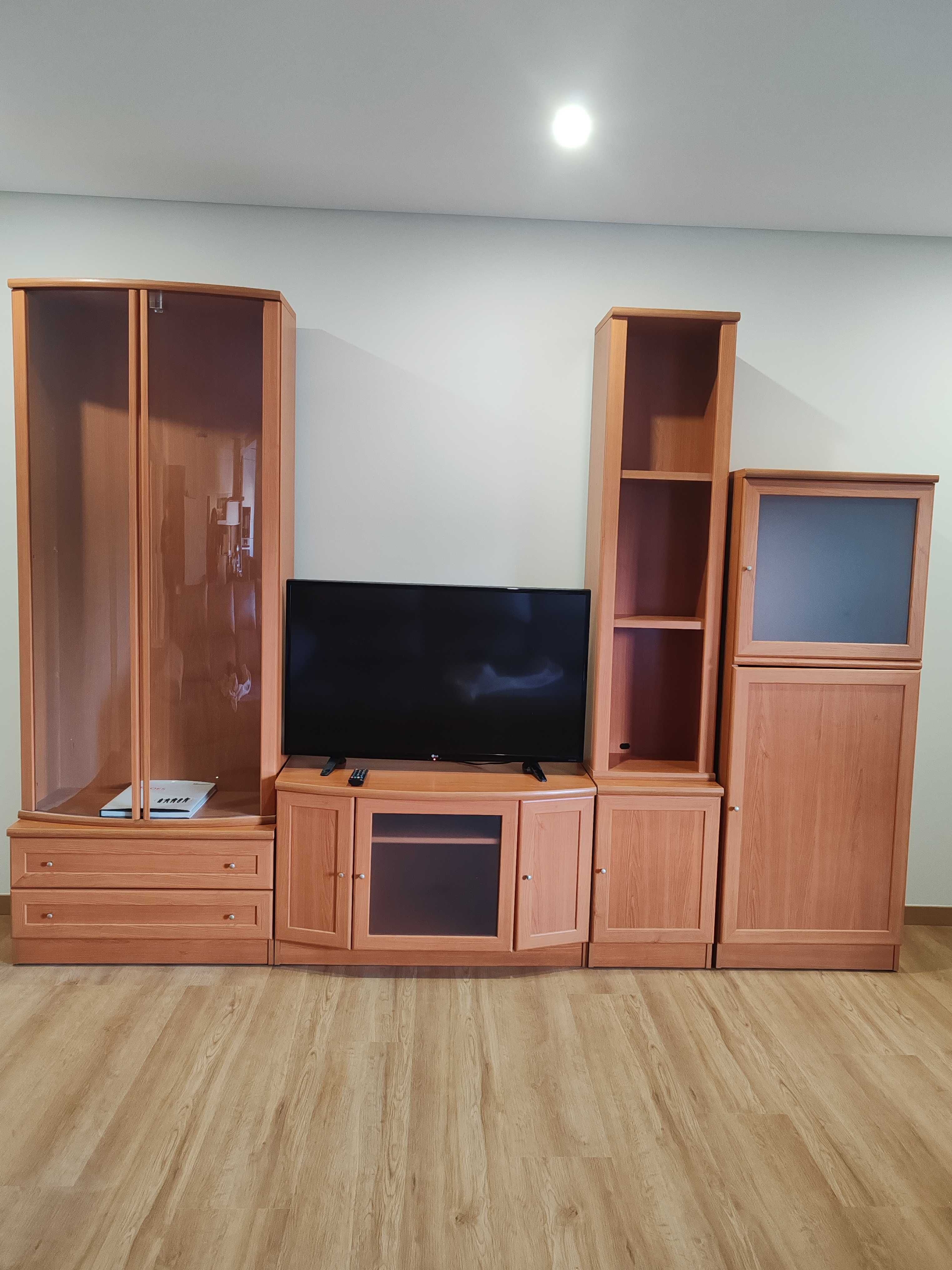 Mobília de sala cor de cerejeira com cristaleira (c/ iluminação)