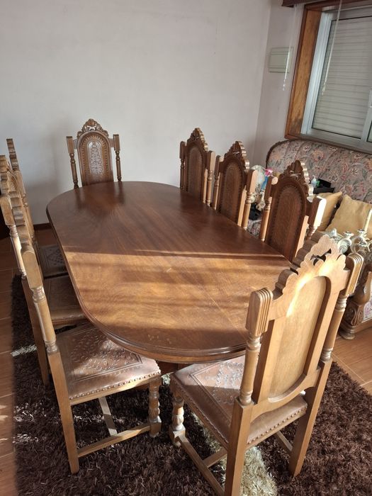 Bar de sala com mesa e cadeiras