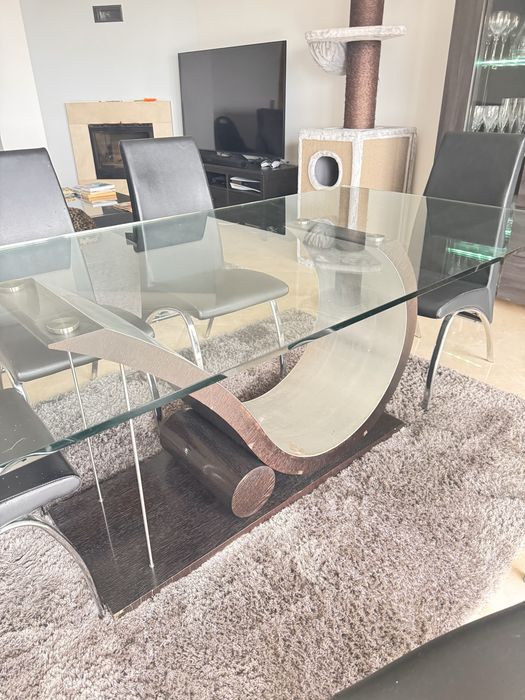 Mesa de sala de jantar com cadeiras