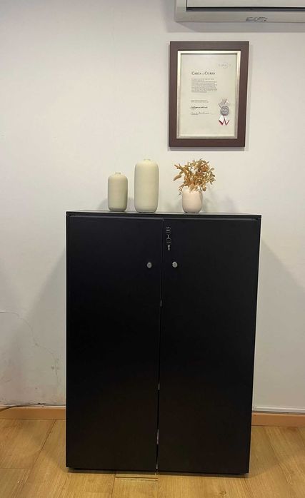 Mobiliário para escritório com blocos de gavetas e armários de apoio