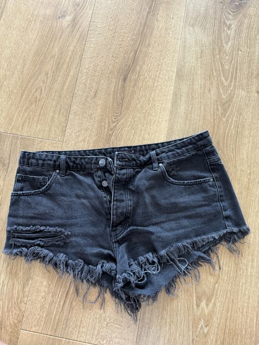 Czarne, postrzepione spodenki Sinsay 40, guziki