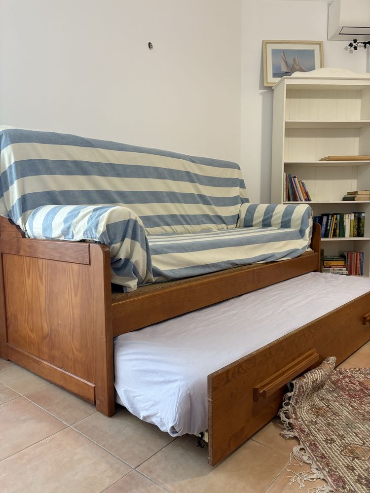 Sofa cama de Madeira em excelente estado