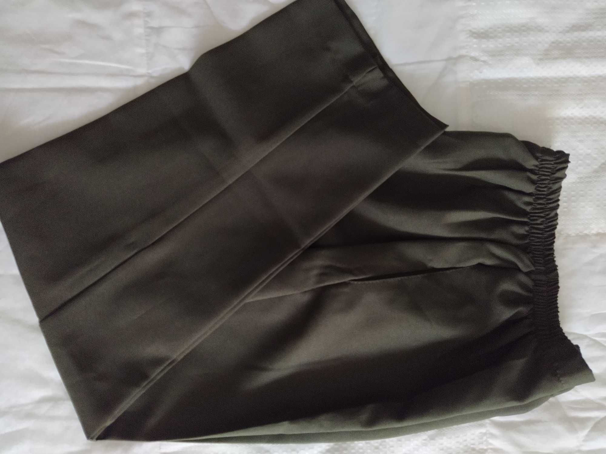 Calça nova verde escuro tamanho M/L