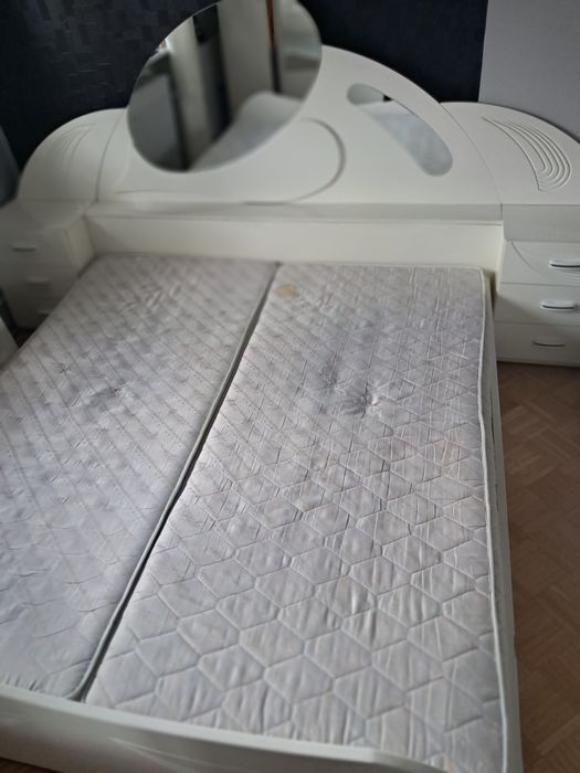 Meble do sypialni: łóżko, szafa, toaletka