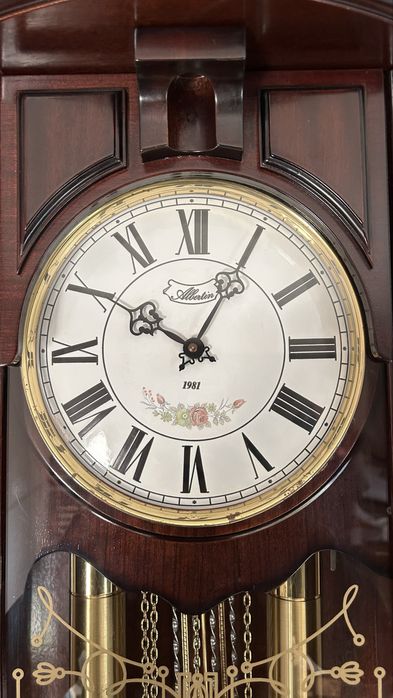 Relógio de pé alto com pêndulo e pesos