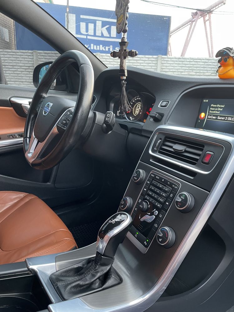 Volvo v 60 2014 року