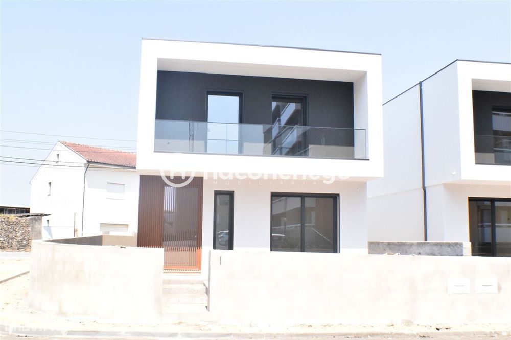 Moradia T3+1 individual nova Vila Boa Barcelos
