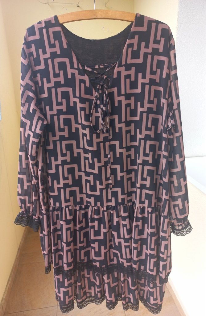 Wloska elegancka sukienka w modny geonetryczny print 44 46