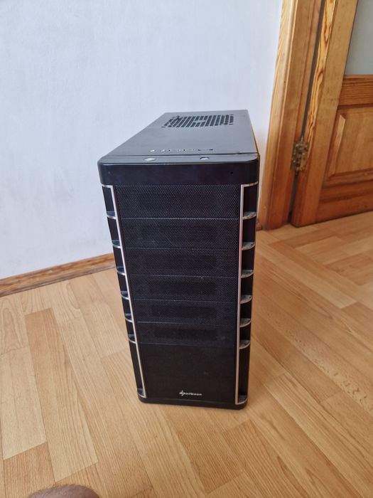 Пустий корпус для компьютера в гарному стані