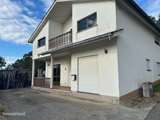 Moradia sita em Rio de Couro e Casal dos Bernardos