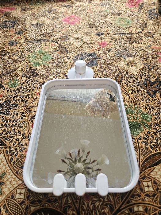 Lusterko naścienne.