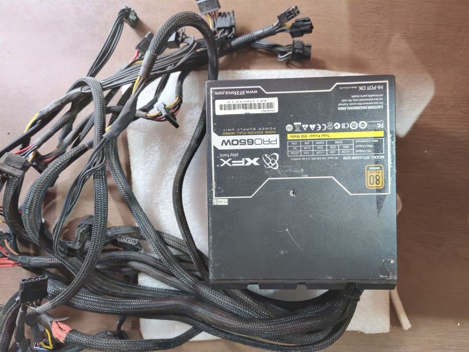 Блоки живлення для комп'ютера.