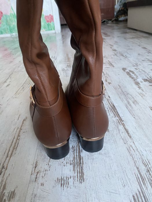 Высокие сапоги на квадратном каблуке