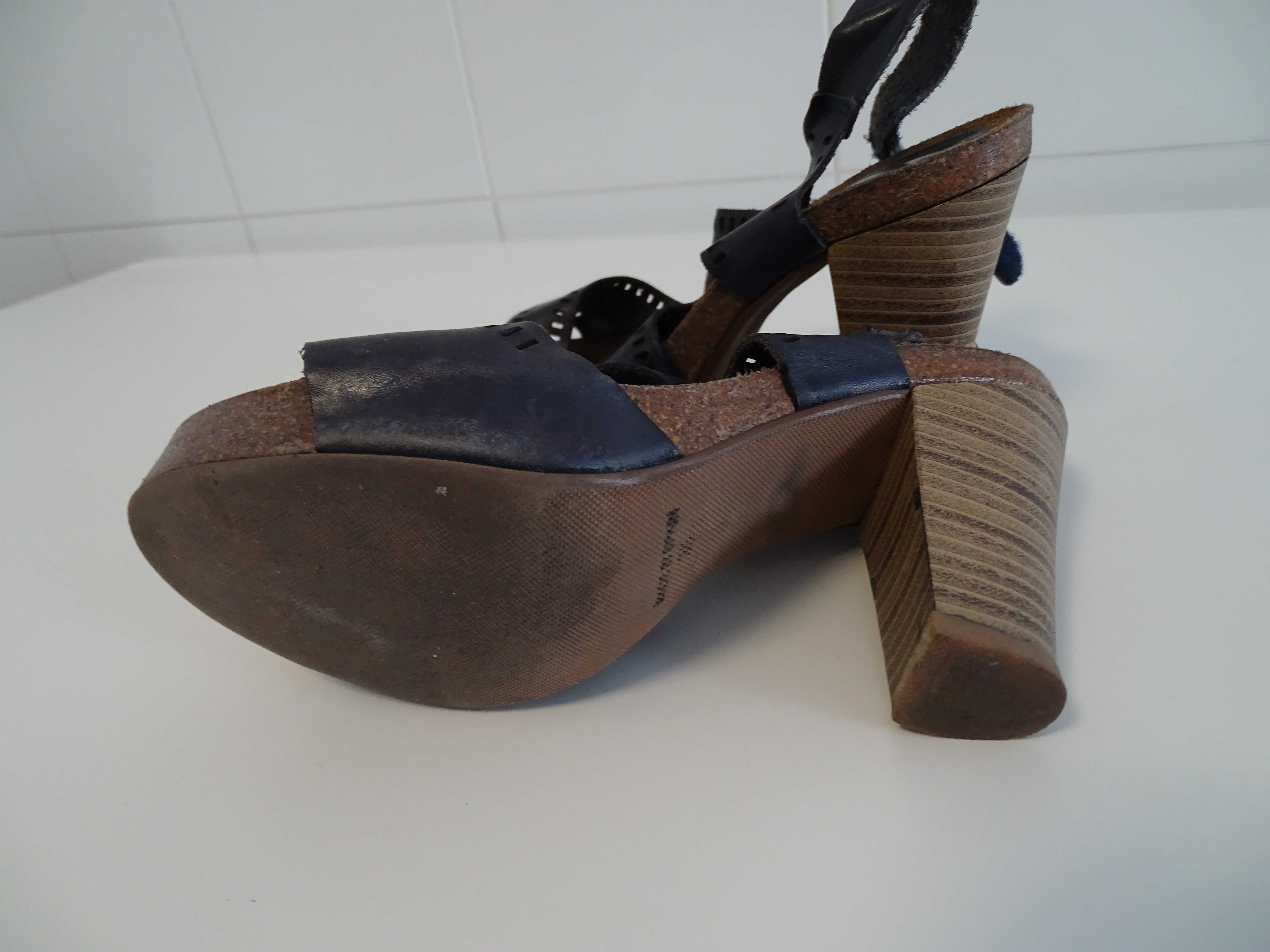 Sandálias em madeira e pele azul (tam.35)