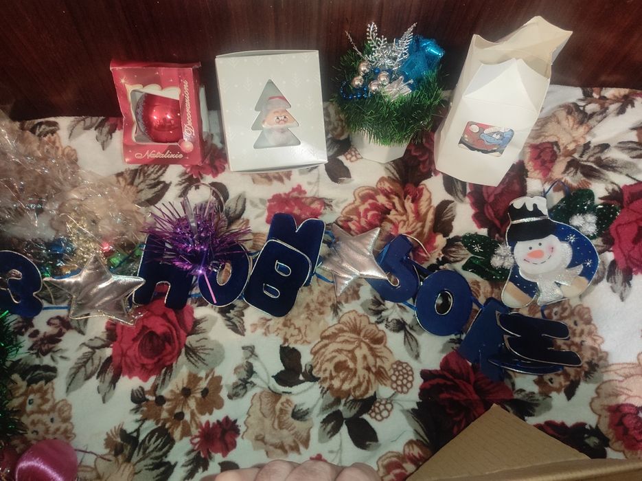 Продам лот іграшок новорічних б/у. 250гр.