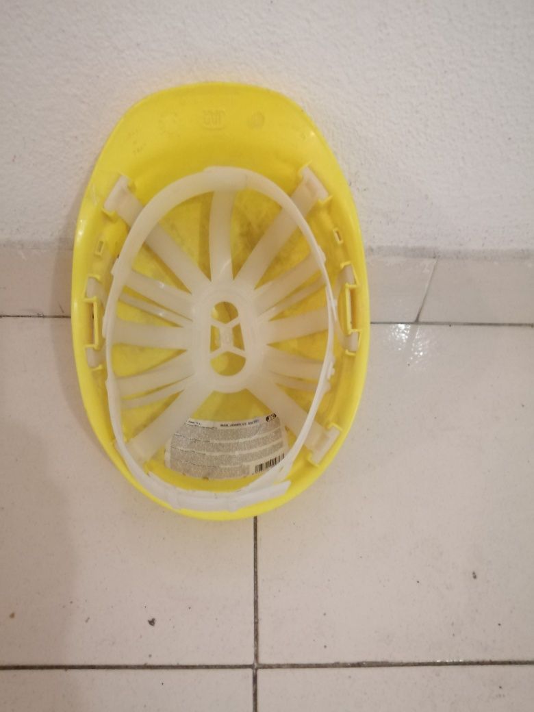 Capacete obras amarelo