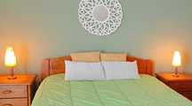 Cama de casal em Pinho + 2 mesinhas de cabeceira + Cómoda