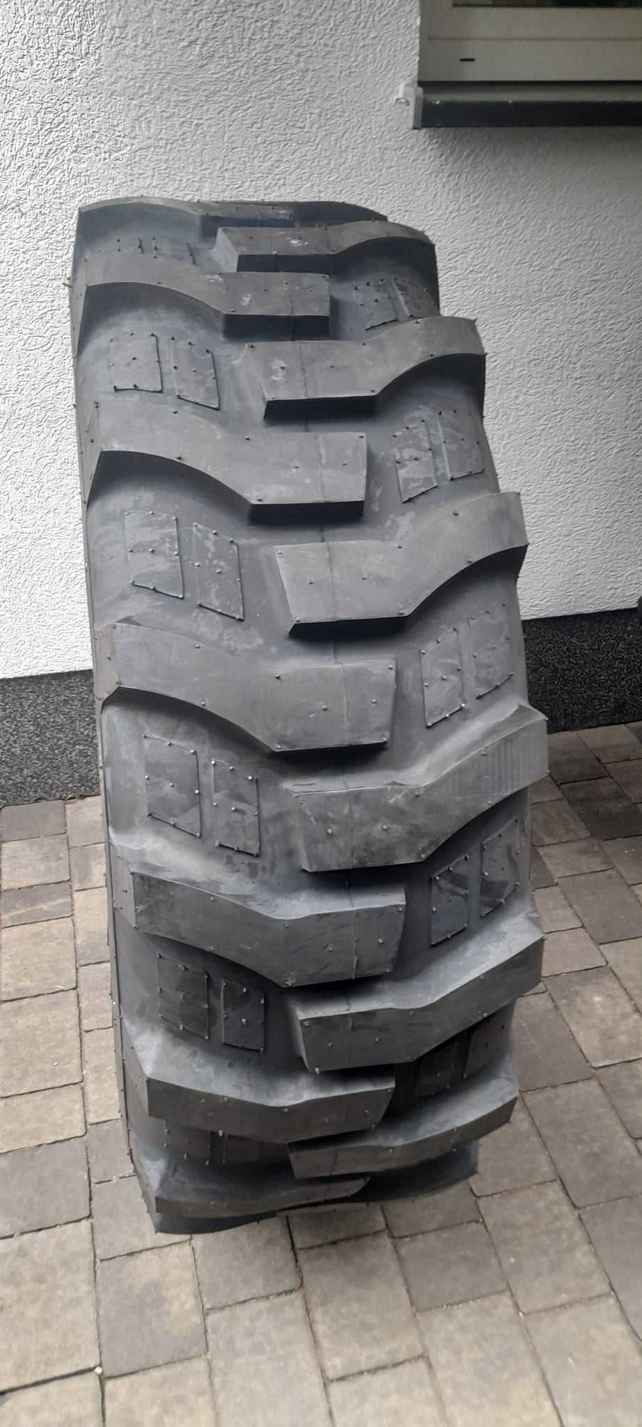 OPONY PRZEMYSŁOWE Budowlane 12PR
16.9-28 | 440/80-28 BRUTTO