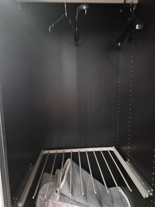 Guarda-fatos com duas portas de correr com espelho