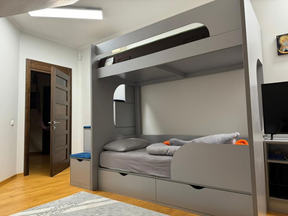 дуже якісна двухяросне ліжко з комодами з італійських матеріалів