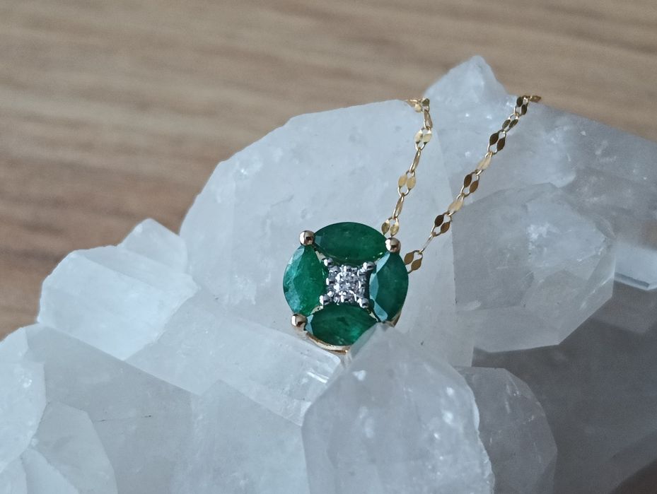 Zawieszka złoto próby 585 z naturalnym szmaragdem i diamentem